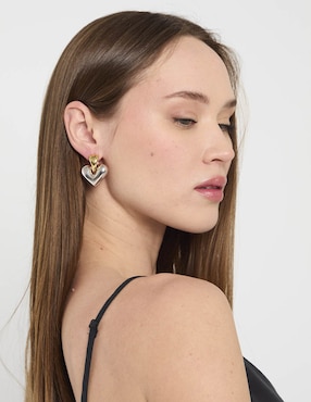 Aretes cortos de corazón Kate Spade con acabado brillante