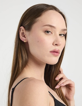 Aretes huggies de flor Kate Spade con acabado brillante