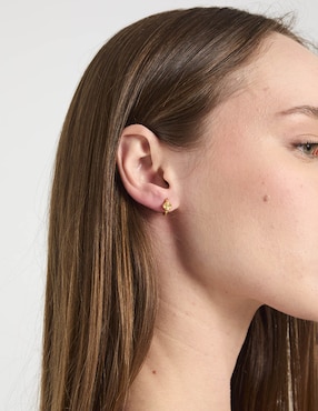Aretes huggies de flor Kate Spade con acabado brillante
