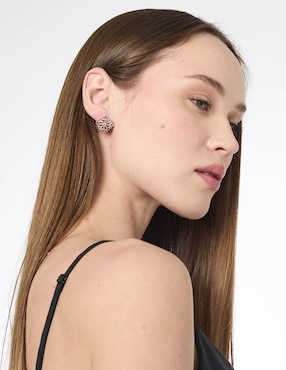 Aretes cortos de flor Kate Spade con acabado brillante