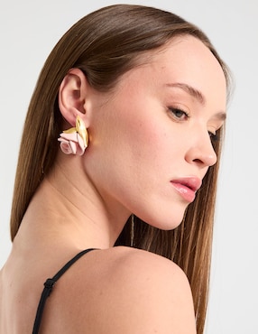 Aretes largos de rosa Kate Spade con acabado pulido