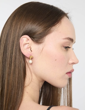 Aretes cortos Kate Spade con acabado brillante