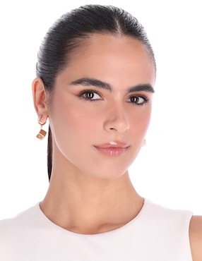 Aretes huggies Nine West Gold Cubes con acabado brillante