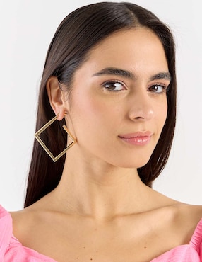 Aretes largos Nine West Gold Cubes con acabado brillante