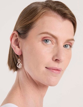 Aretes largos de flor Napier con acabado brillante
