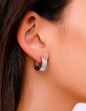 Arete corto circular Oro Angelus de acero inoxidable con acabado brillante zirconia