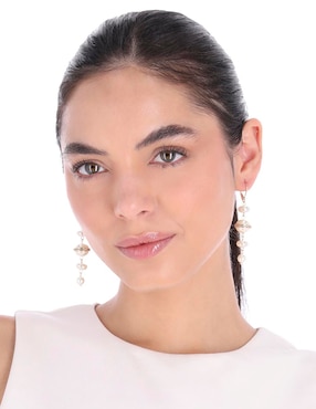 Aretes largos Anne Klein Tinsel Love con acabado esmaltado perla con zirconia