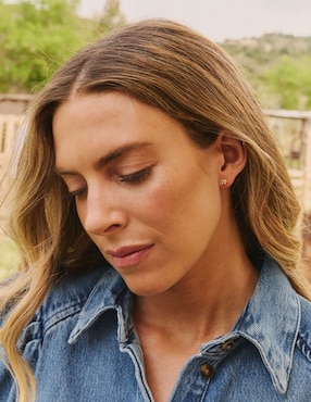 Broqueles de flor Apodemia Olivia Wild con acabado baño de oro circonita