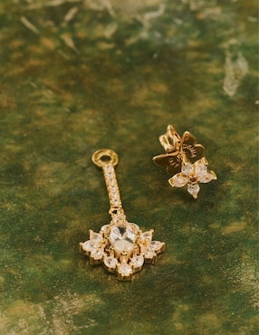 Aretes largos de flor Fairy Tail Apodemia Olivia Wild con acabado baño de oro de 18 k circonita