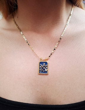 Collar con dije de signo zodiacal Nira Constelaciones de oro laminado 10 K