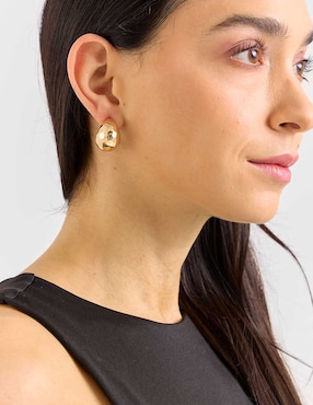Aretes cortos de luna Nine West con acabado brillante
