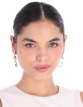 Aretes largos nine west con acabado brillante