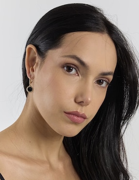 Aretes cortos circulares Dkny con acabado brillante circonita