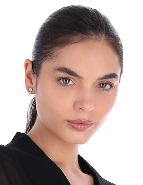 Aretes cortos Dkny Willa con acabado pavé zirconia cúbica