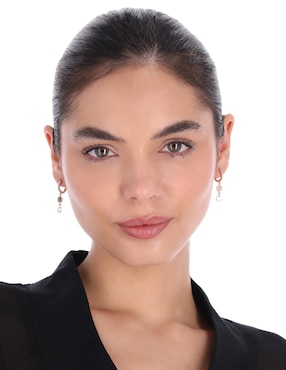 Aretes cortos Dkny Willa con acabado pavé zirconia cúbica