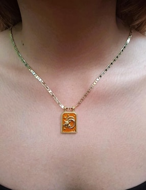 Collar con dije de signo zodiacal Nira Constelacion de oro laminado 10 K