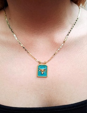Collar con dije de signo zodiacal Nira de oro laminado 10 K