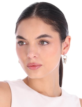 Aretes largos Nine West con acabado brillante