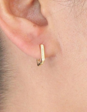 Aretes huggies cuadrados Sofia Blum de plata p 925 con acabado chapa de oro circonita