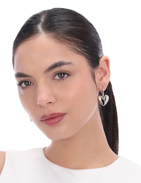 Aretes cortos de corazón Dkny con acabado pavé
