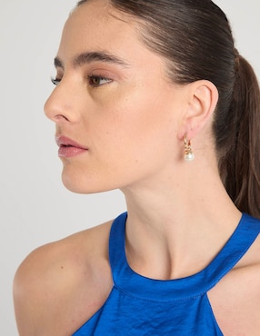 Aretes cortos Anne Klein con acabado pulido perla