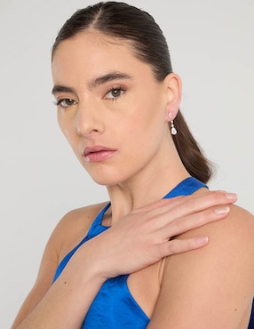 Aretes cortos Anne Klein con acabado pavé zirconia cúbica