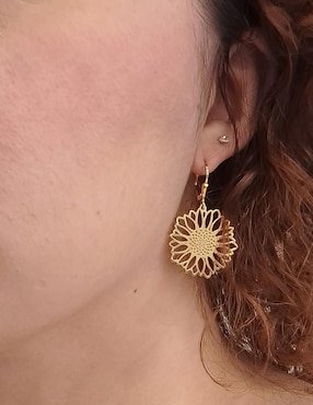 Aretes largos de flor Anante con acabado baño de oro 14 k