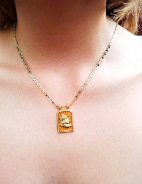 Collar con dije de signo zodiacal Nira Constelaciones de oro laminado 10 K