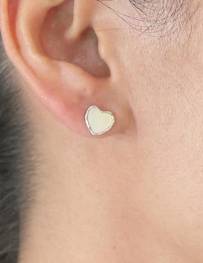 Aretes cortos de corazón Sofia Blum de plata P 925 con acabado baño rodio madre perla