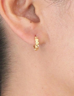 Aretes huggies de corazón Sofia Blum de plata P 925 con acabado chapa de oro