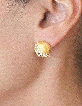Aretes cortos Sofia Blum de plata P 925 con acabado chapa de oro circonita