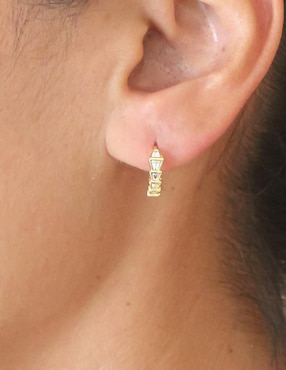 Aretes huggies triangular Sofia Blum de plata P 925 con acabado chapa de oro circonita