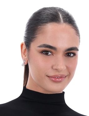 Aretes cortos de gota Givenchy Silver con acabado brillante