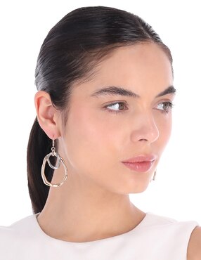 Aretes largos circulares Nine West Tritone Organic Discs con acabado pulido