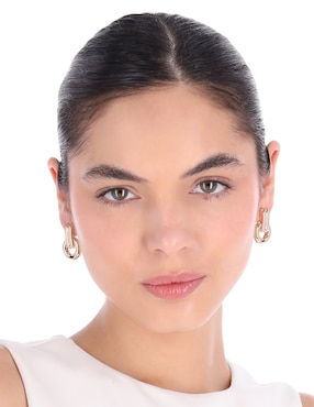 Aretes largos Nine West con acabado pulido