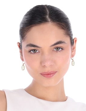 Aretes cortos rectangulares Anne Klein con acabado esmaltado