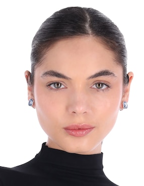 Aretes cortos cuadrados Anne Klein Breezy con acabado pavé