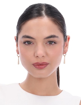 Aretes largos dkny ryleigh con acabado liso liso