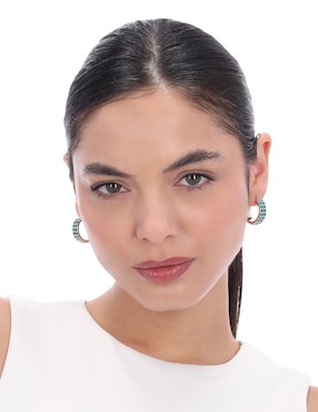 Aretes cortos DKNY Molly Recolors con acabado pavé