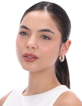 Aretes cortos DKNY Molly Recolors con acabado pavé