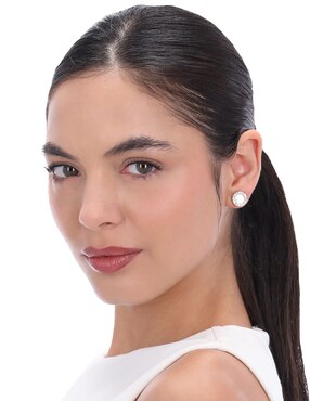 Aretes cortos circulares dkny con acabado liso pavé