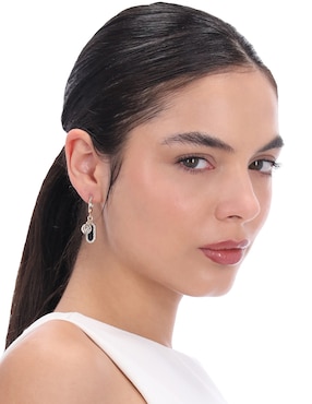Aretes cortos dkny nicole con acabado liso pavé