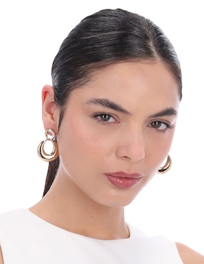 Aretes cortos anne klein con acabado liso brillante