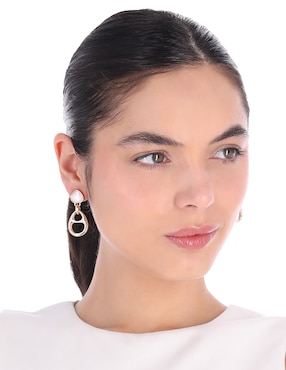Aretes largos Anne Klein con acabado esmaltado
