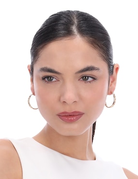 Arracadas DKNY Ryleigh con acabado martillado