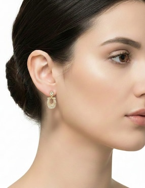 Aretes cortos Coach con acabado pavé