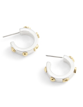 Aretes huggies Coach con acabado brillante