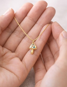 Collar con dije de hongo Yoiko Myra 18 K