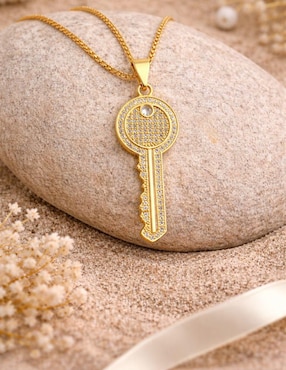 Collar con dije de llave Yoiko con acabado baño de oro 18 K