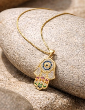 Collar con dije de mano Yoiko Auralis con acabado baño de oro 18 K